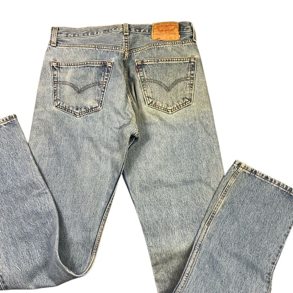 Vintage Levi’s 501 button fly medium wash straight leg jeans 31 x 34
